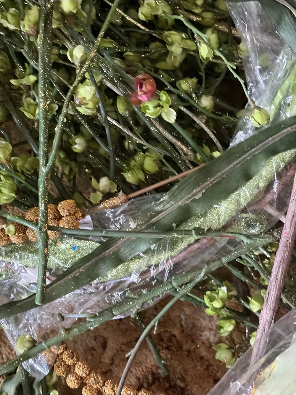 Over 30 stems. Mostly green - some red and gold NWT